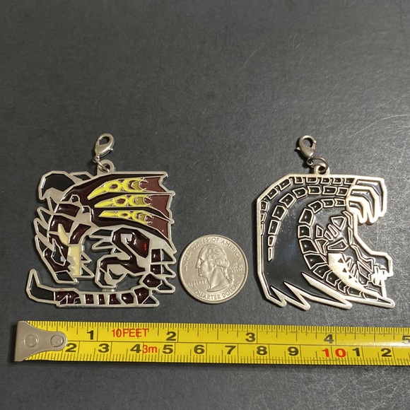 🖤CAPCOM💕2ea Pendants(charms) - Picture 7 of 12